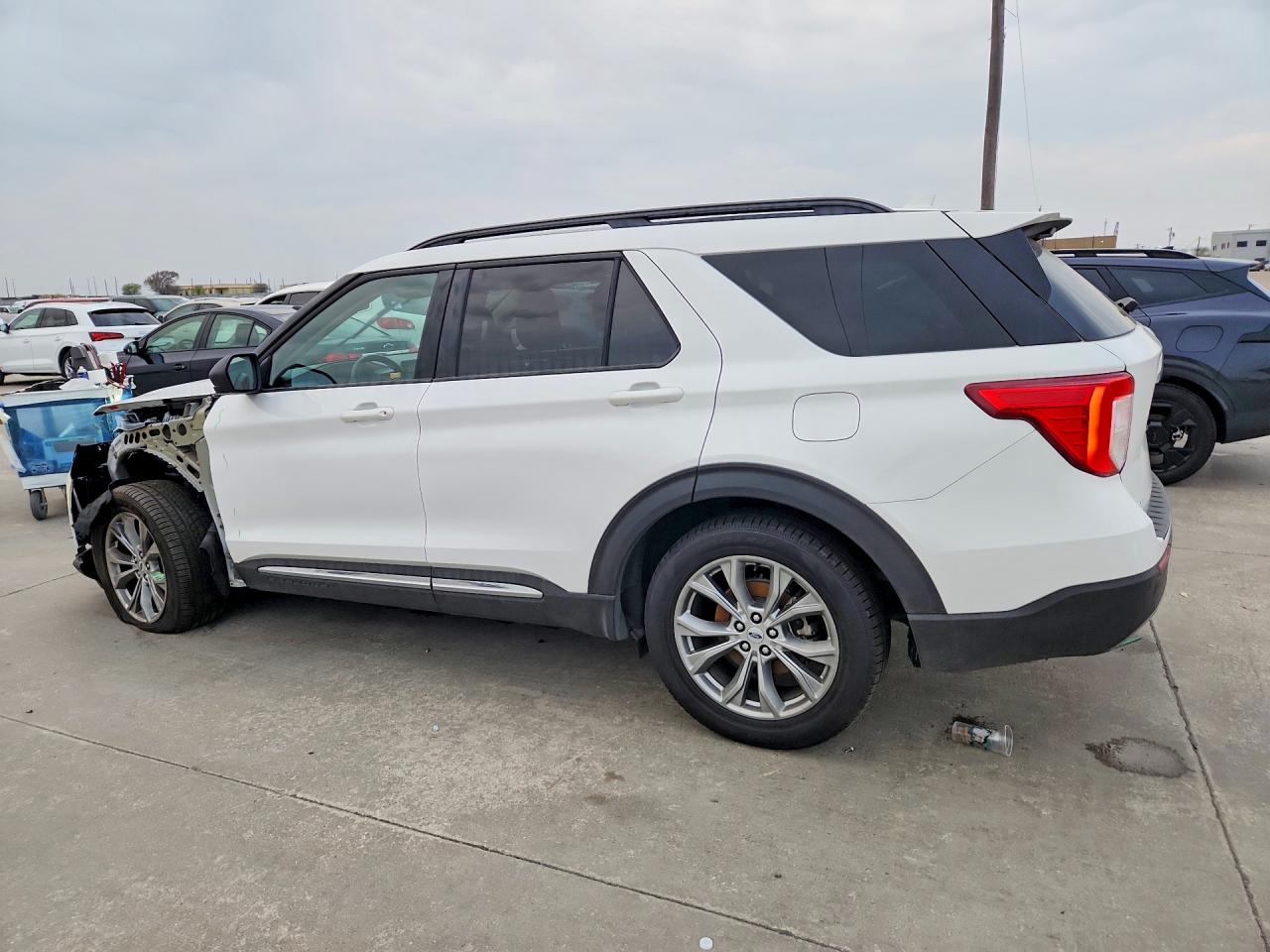 2023 FORD EXPLORER XLT photo 3