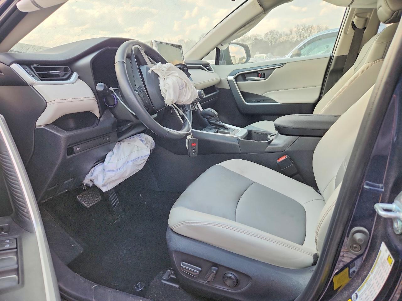 2025 TOYOTA RAV4 XLE PREMIUM photo 13