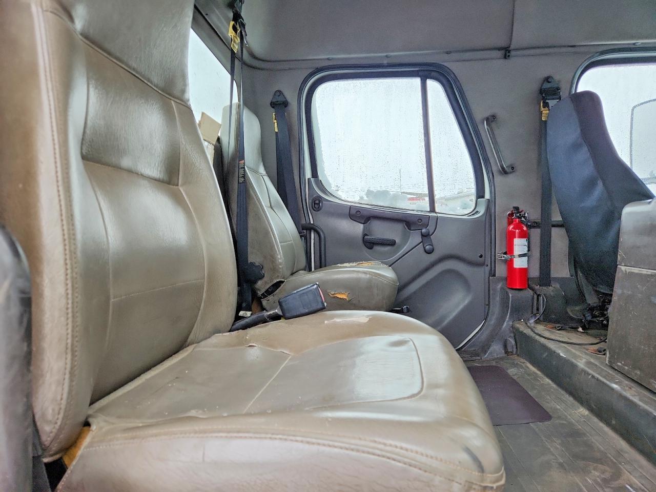2005 FREIGHTLINER BUSINESS CLASS M2 FLATBED TRUCK photo 6