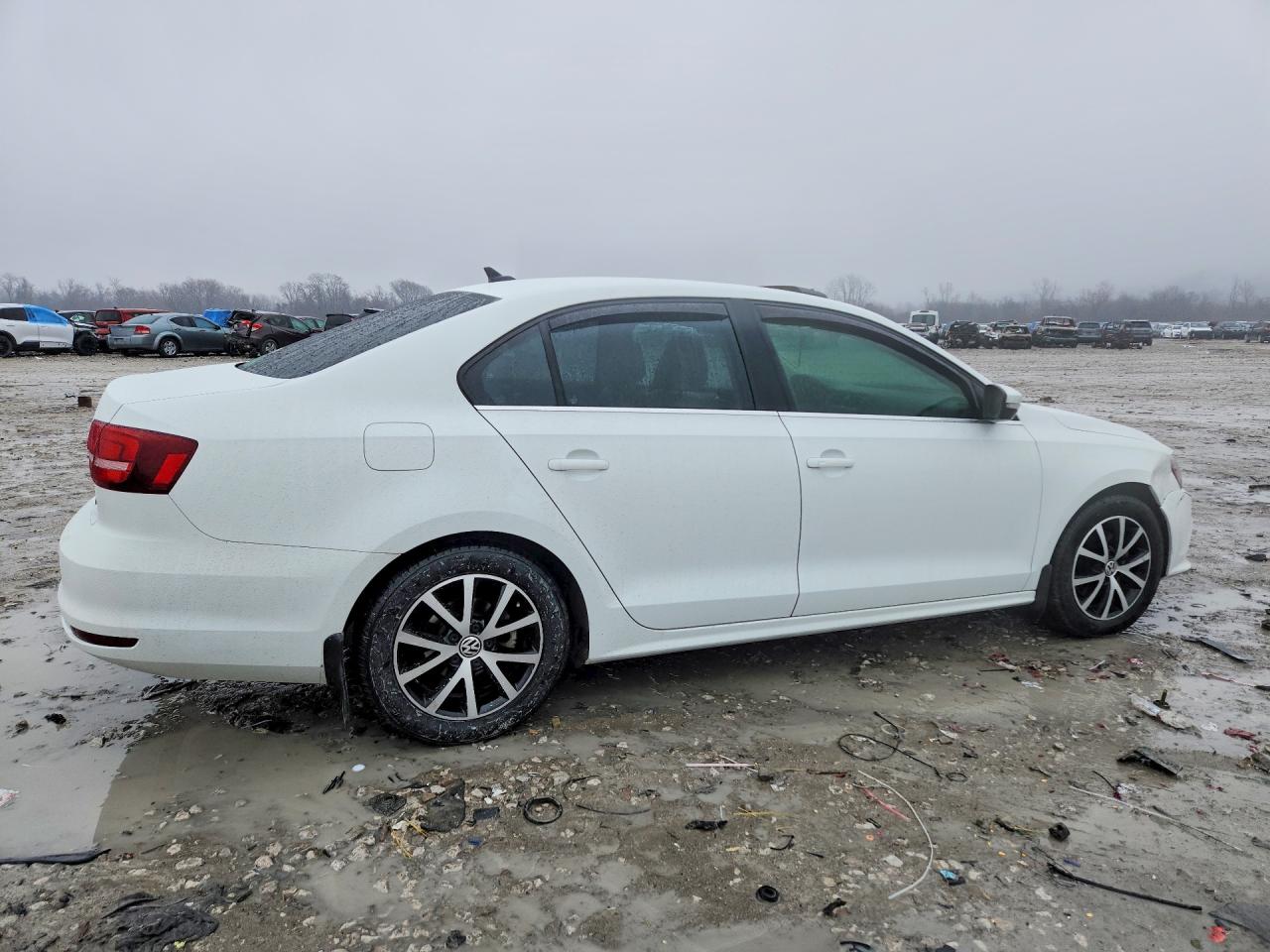 2017 VOLKSWAGEN JETTA photo 3