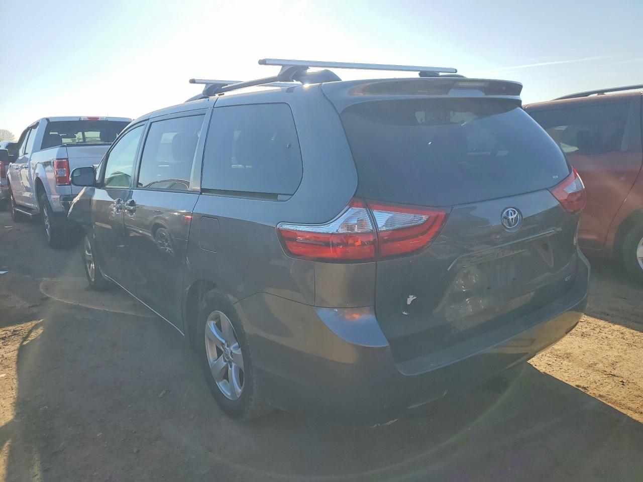 2015 TOYOTA SIENNA LE 8-PASSENGER photo 3