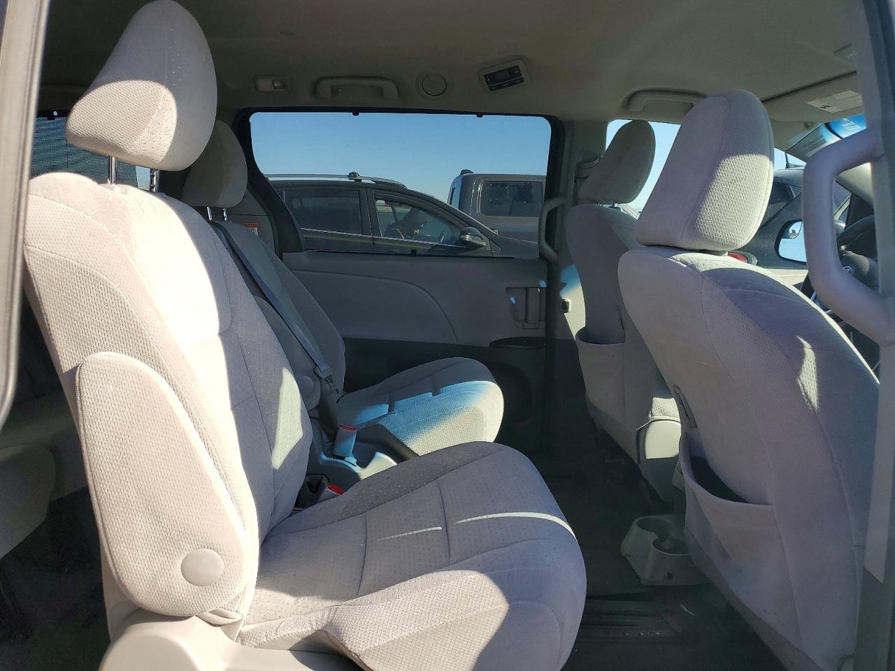 2015 TOYOTA SIENNA LE 8-PASSENGER photo 21