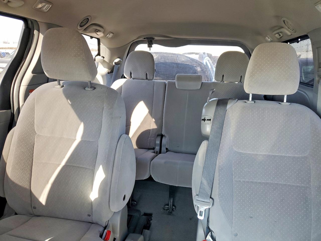2015 TOYOTA SIENNA LE 8-PASSENGER photo 19