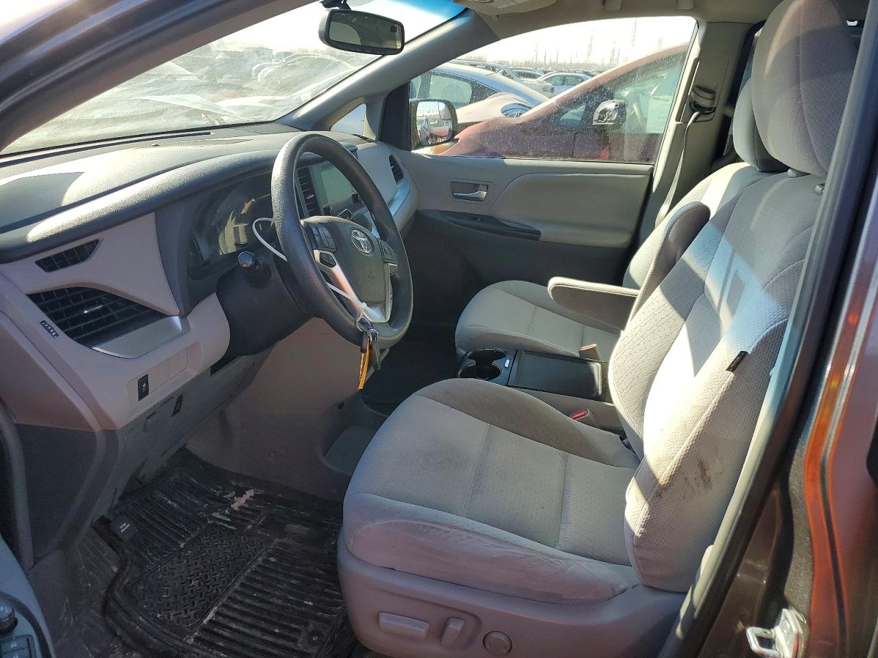2015 TOYOTA SIENNA LE 8-PASSENGER photo 13