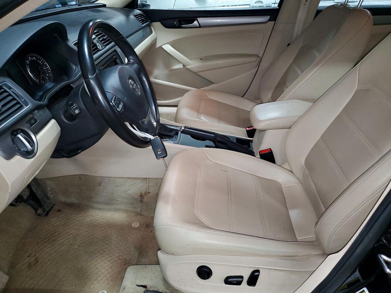 2015 VOLKSWAGEN PASSAT S photo 25