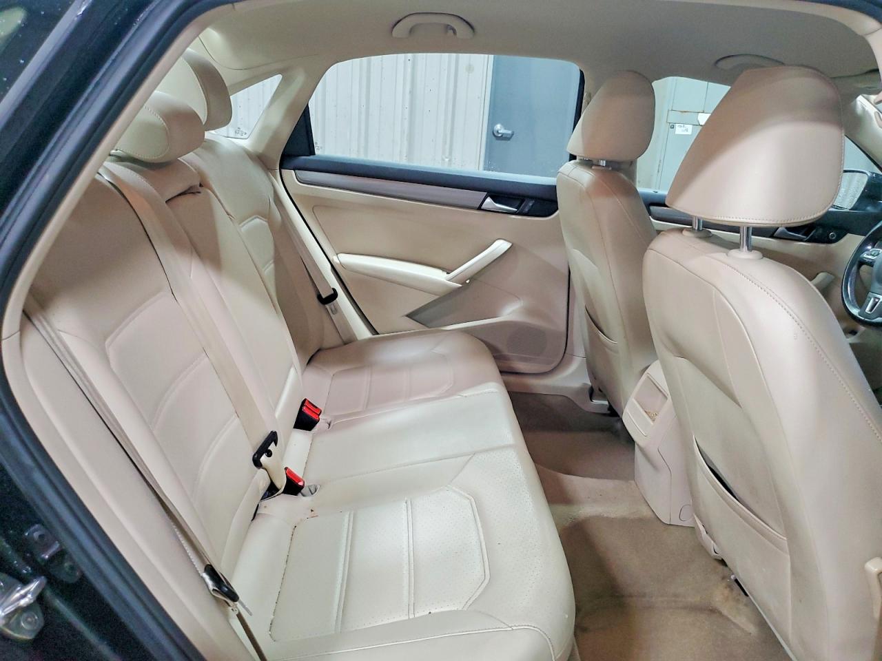 2015 VOLKSWAGEN PASSAT S photo 37