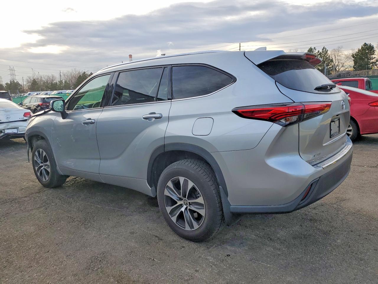 2020 TOYOTA HIGHLANDER XLE photo 3