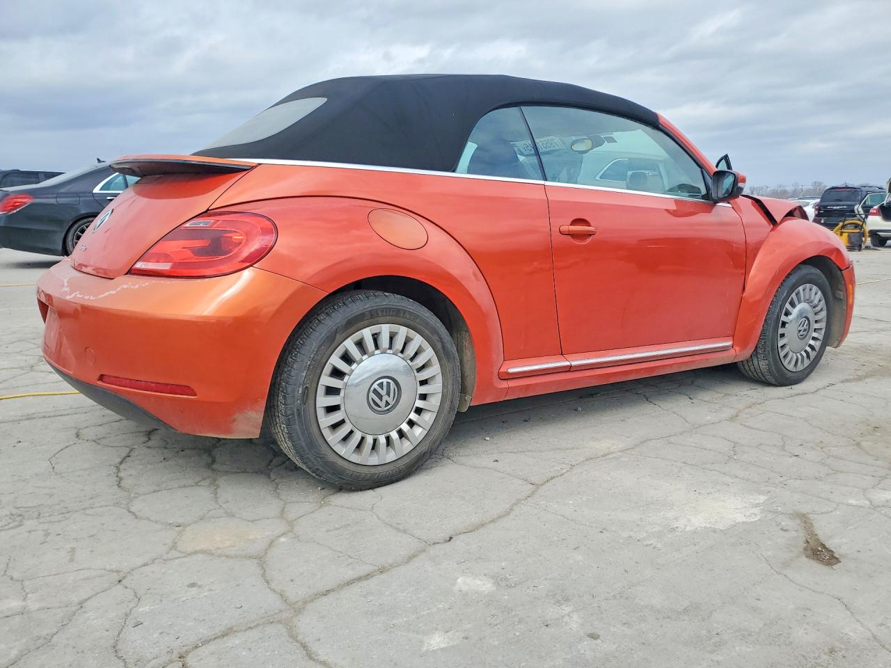 2016 VOLKSWAGEN BEETLE S photo 5