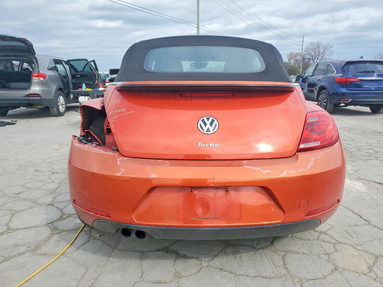 2016 VOLKSWAGEN BEETLE S photo 11