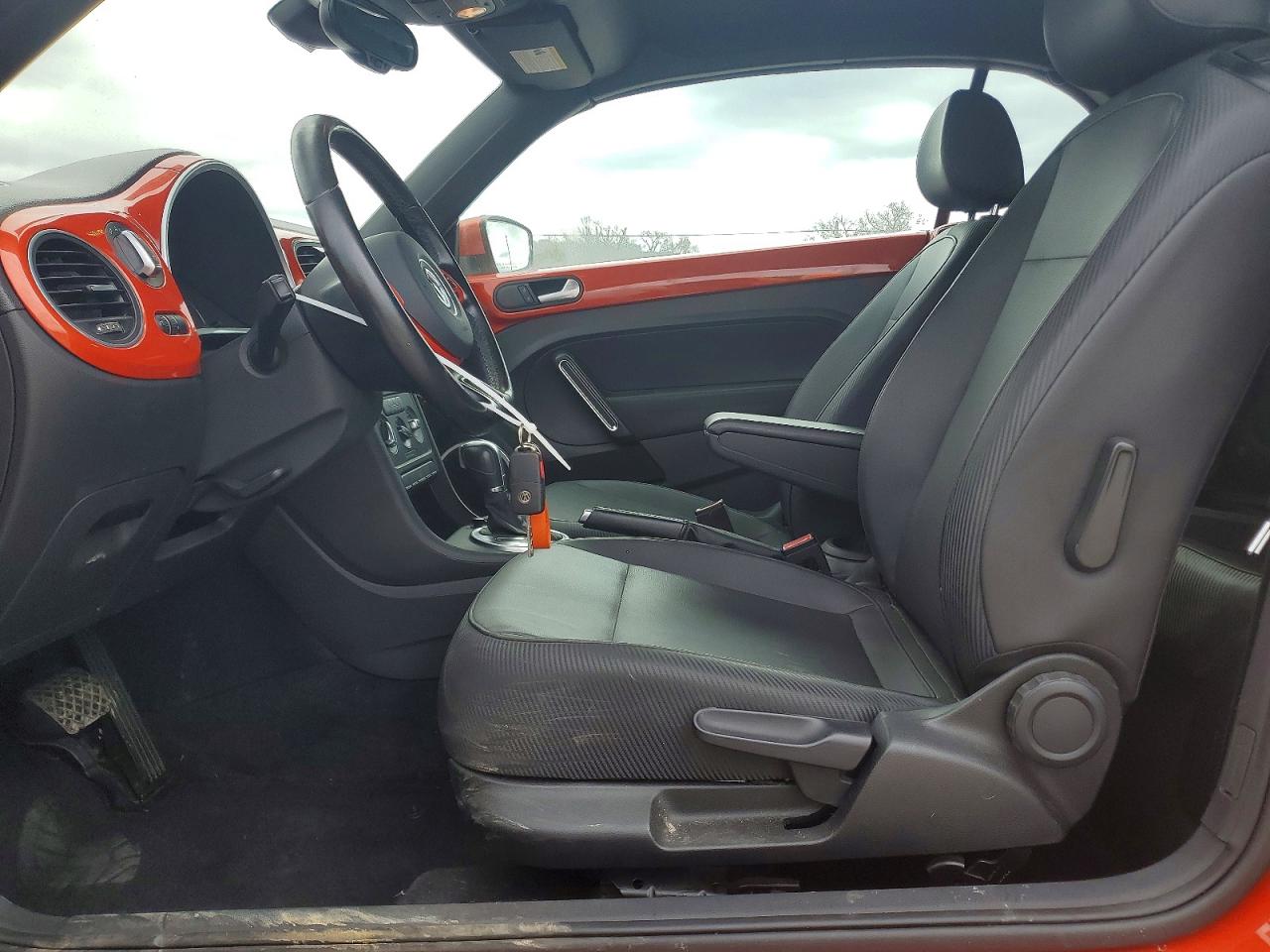 2016 VOLKSWAGEN BEETLE S photo 13