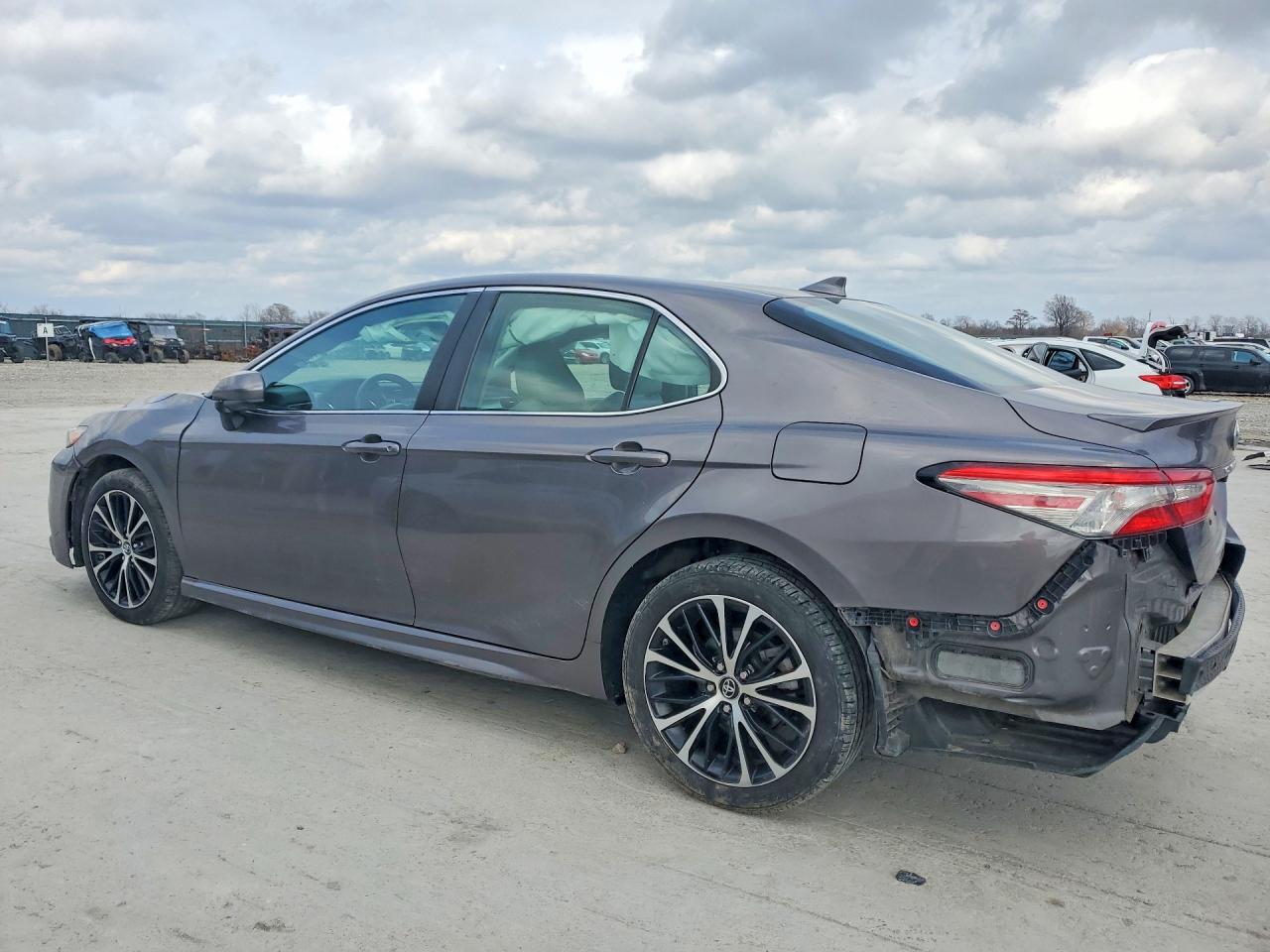 2019 TOYOTA CAMRY photo 3