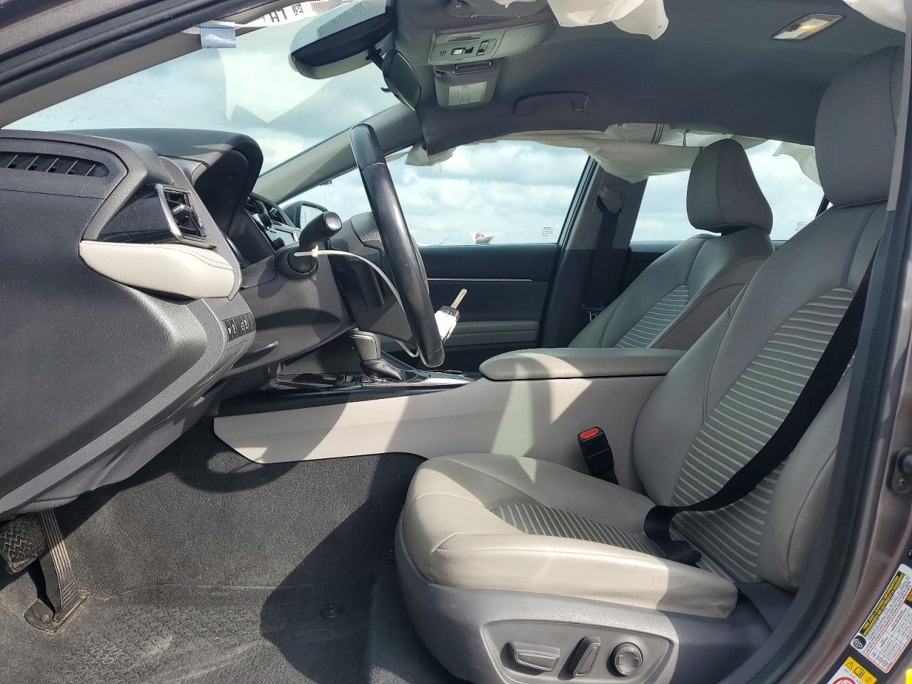 2019 TOYOTA CAMRY photo 13