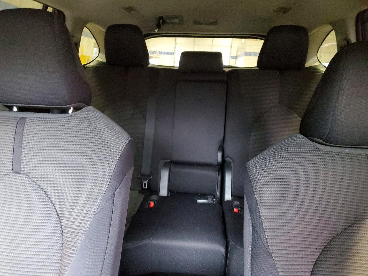 2021 TOYOTA HIGHLANDER LE photo 10