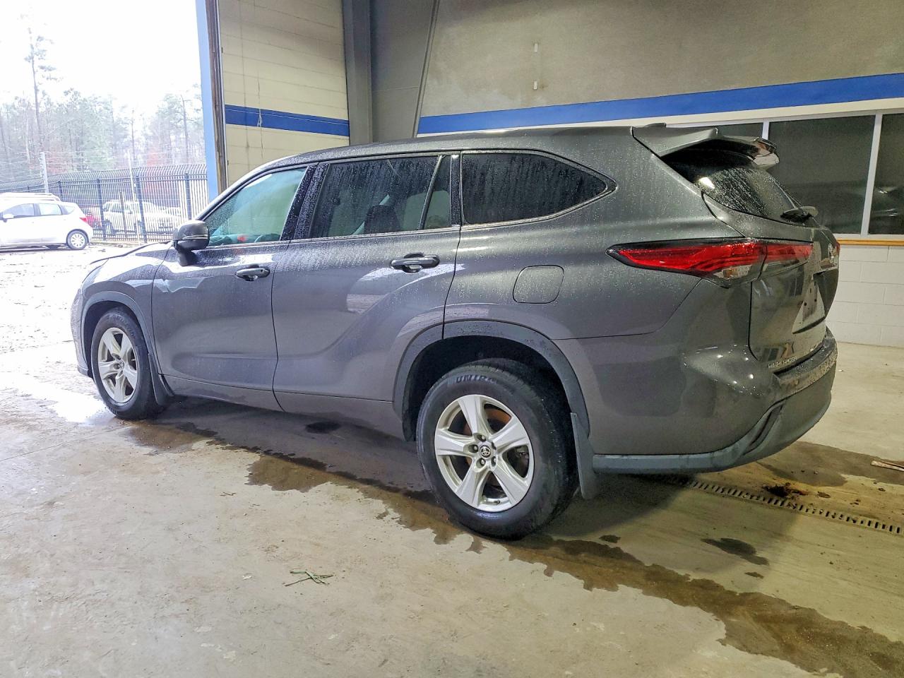 2021 TOYOTA HIGHLANDER LE photo 2