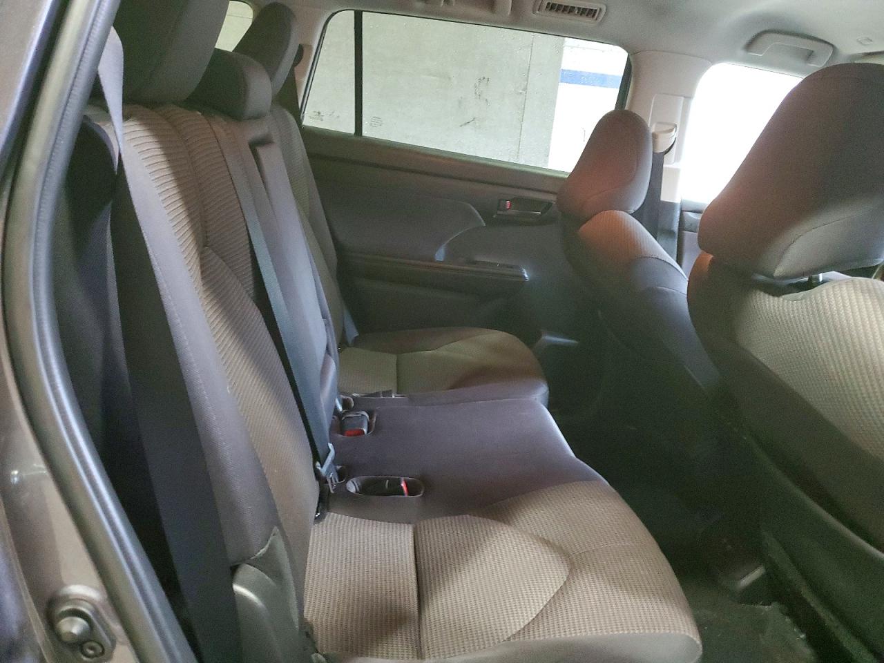 2021 TOYOTA HIGHLANDER LE photo 11