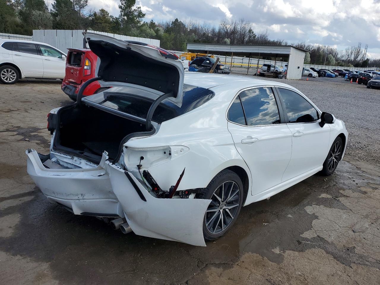 2021 TOYOTA CAMRY SE photo 3