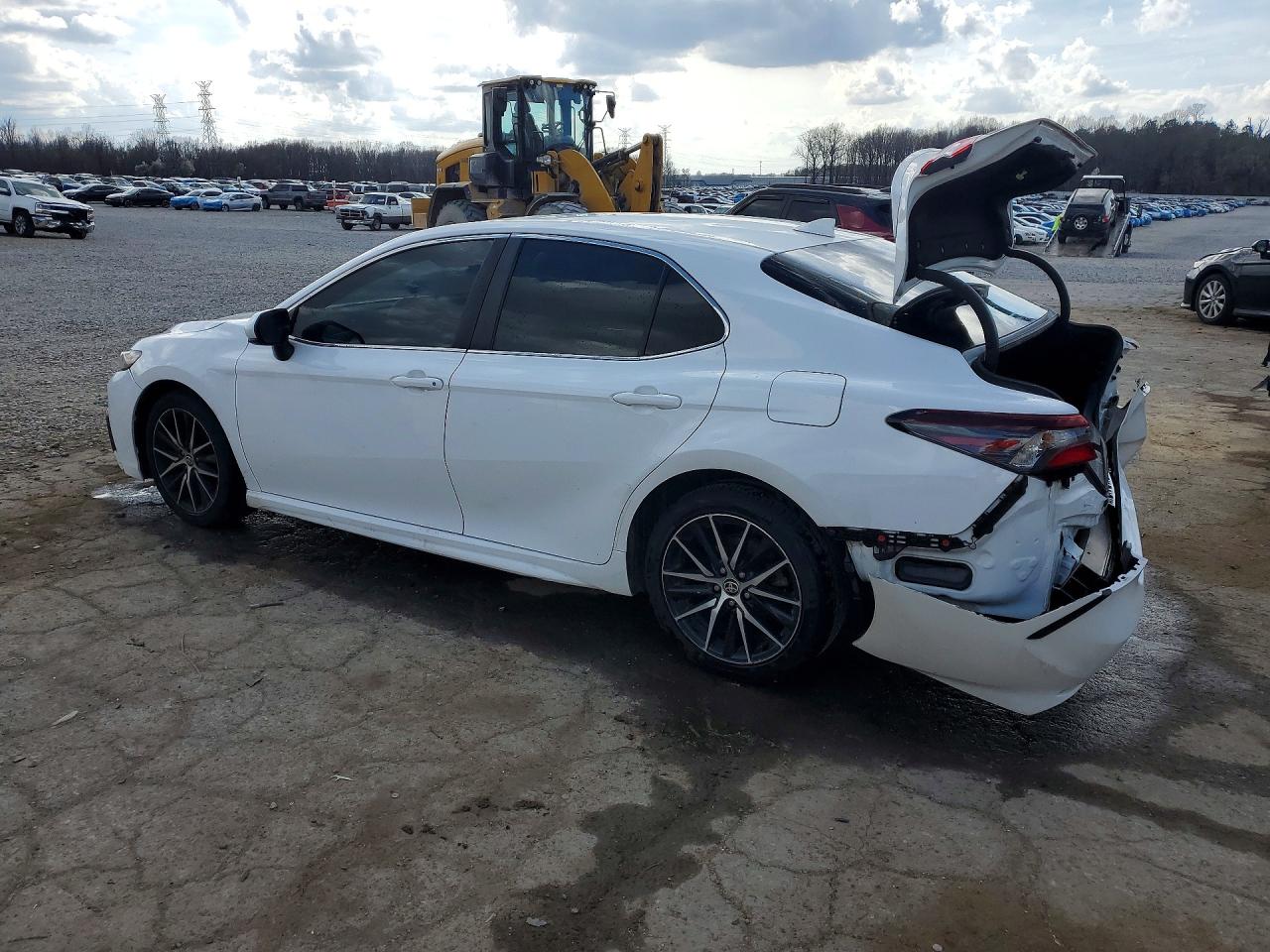 2021 TOYOTA CAMRY SE photo 2