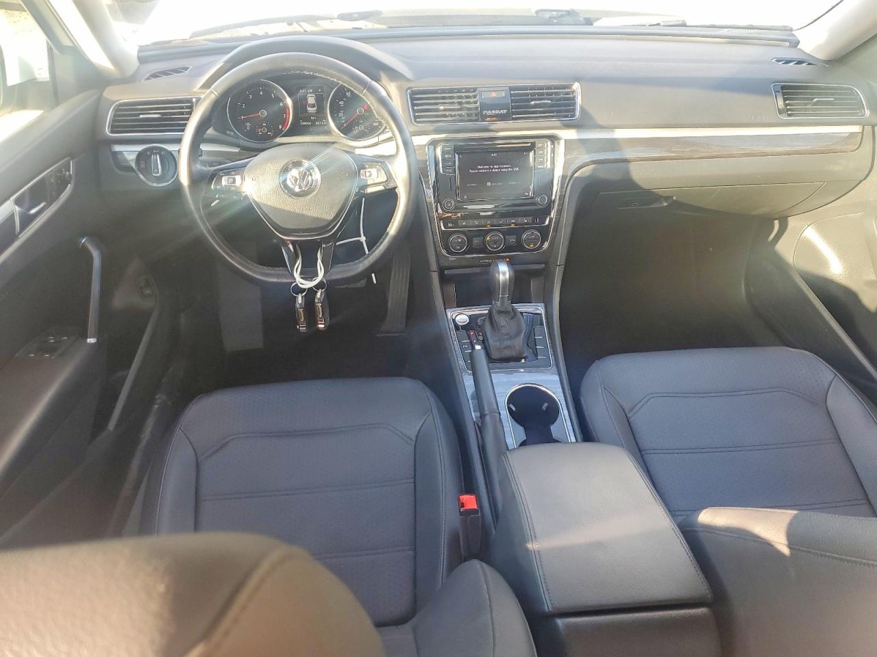 2018 VOLKSWAGEN PASSAT SE photo 15