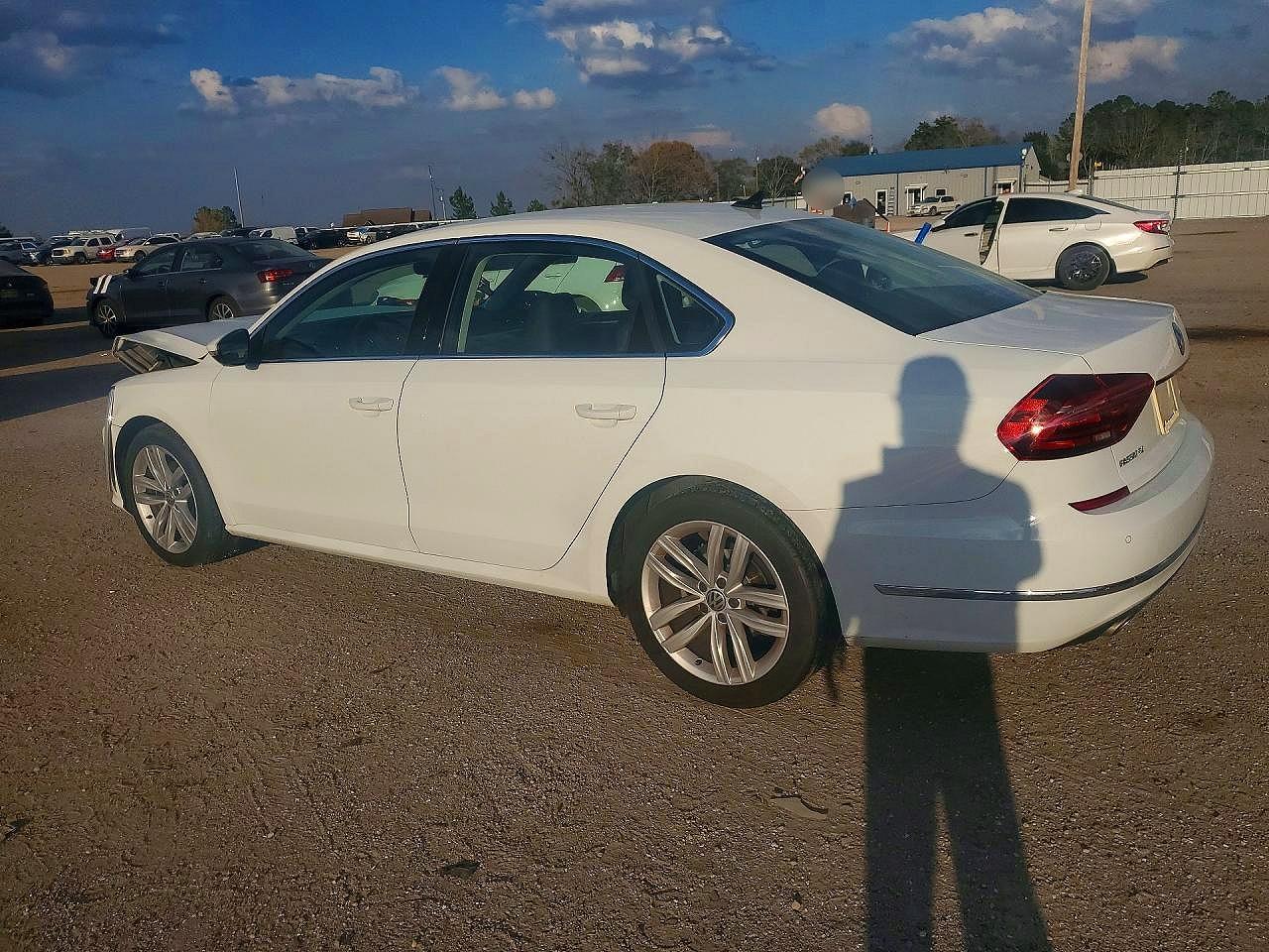 2018 VOLKSWAGEN PASSAT SE photo 3