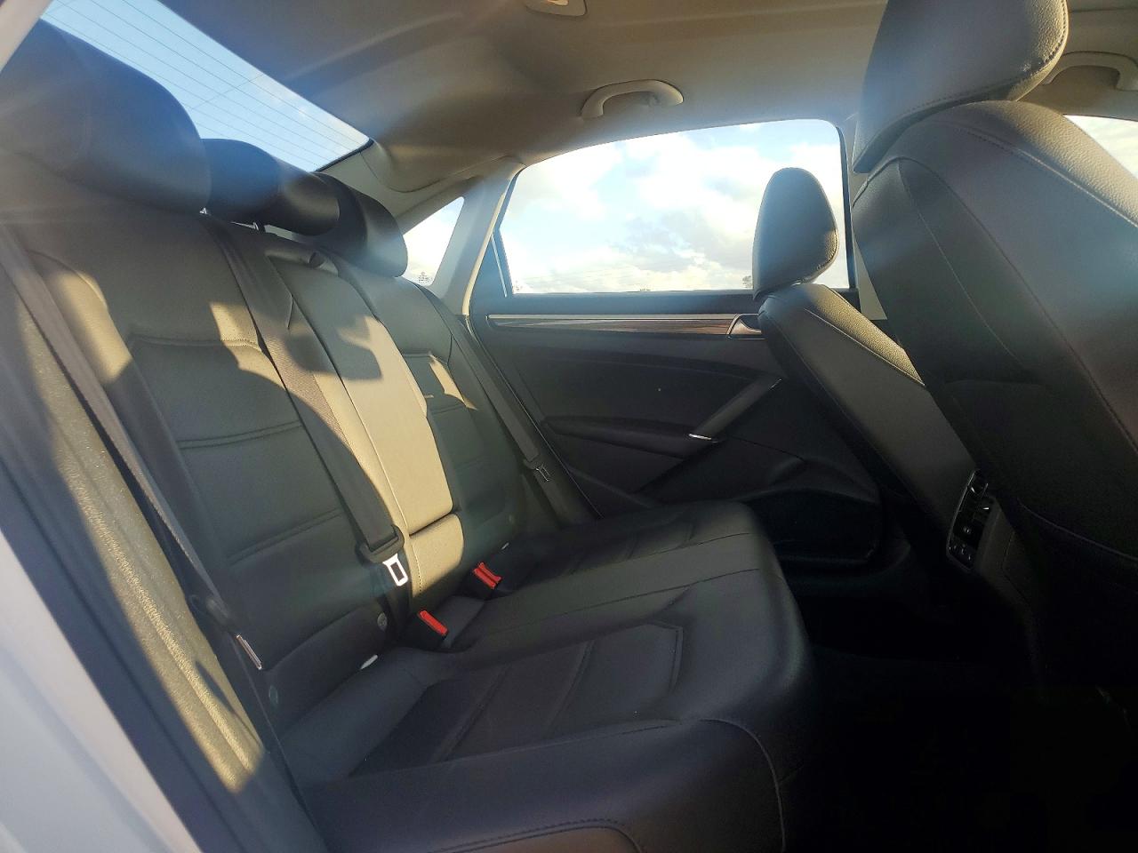 2018 VOLKSWAGEN PASSAT SE photo 19