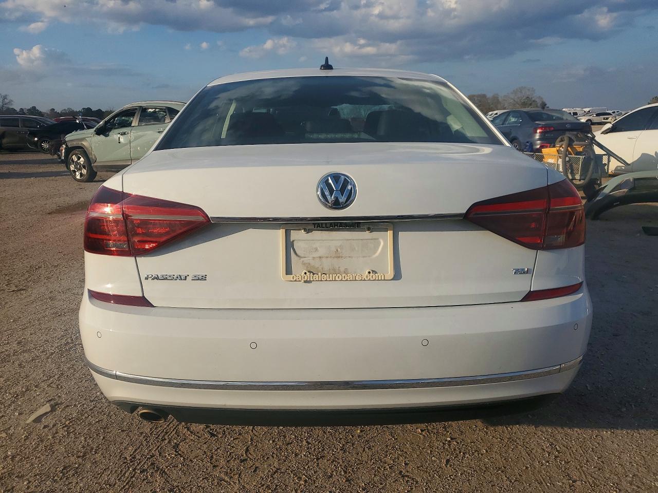 2018 VOLKSWAGEN PASSAT SE photo 11