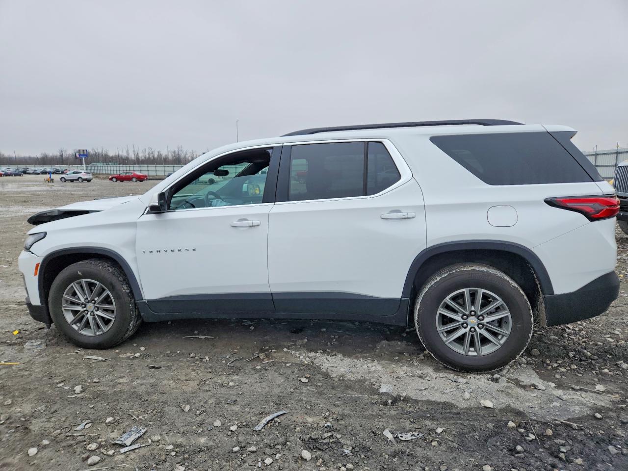 2023 CHEVROLET TRAVERSE LT photo 2