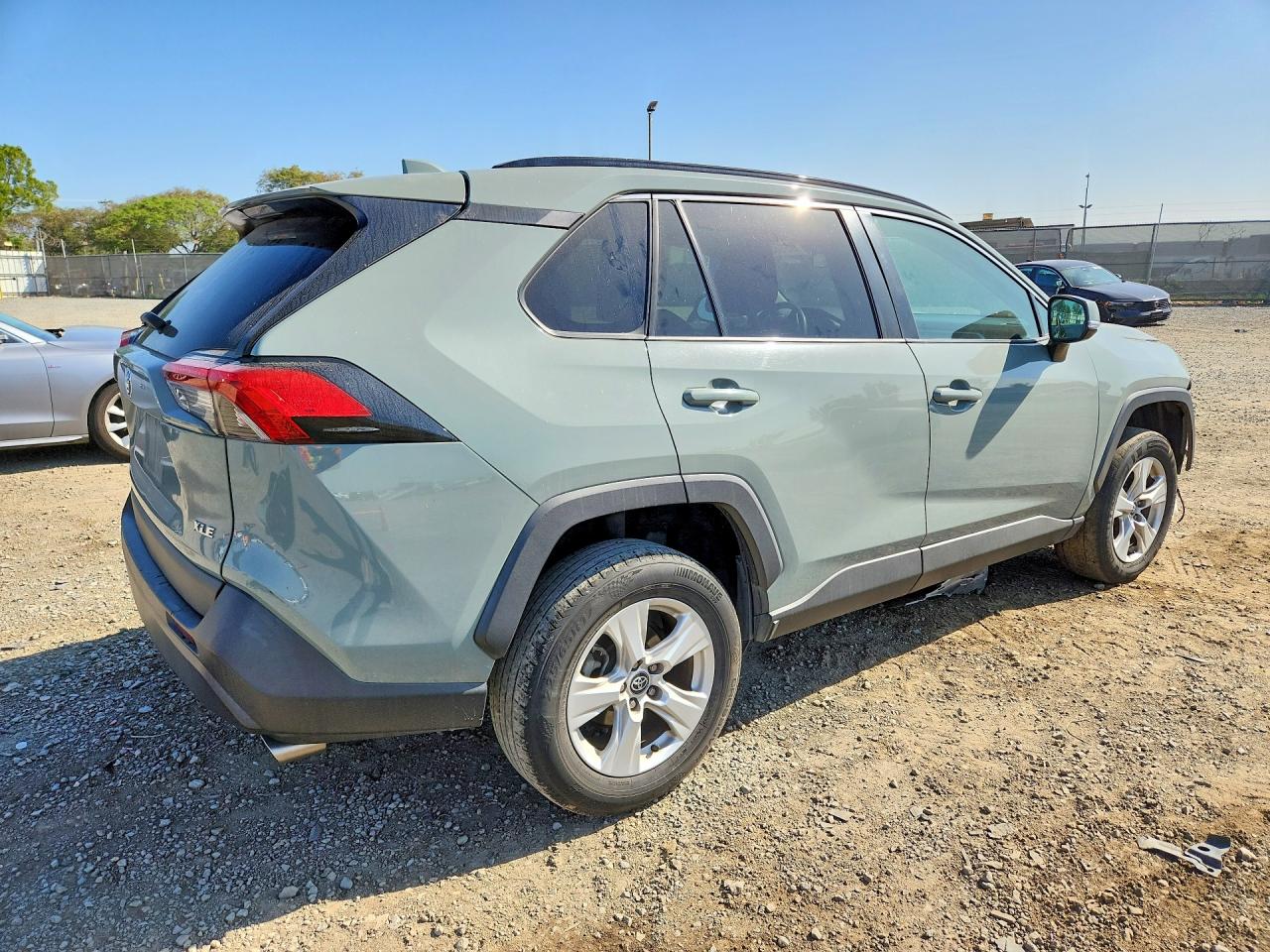 2021 TOYOTA RAV4 XLE photo 5