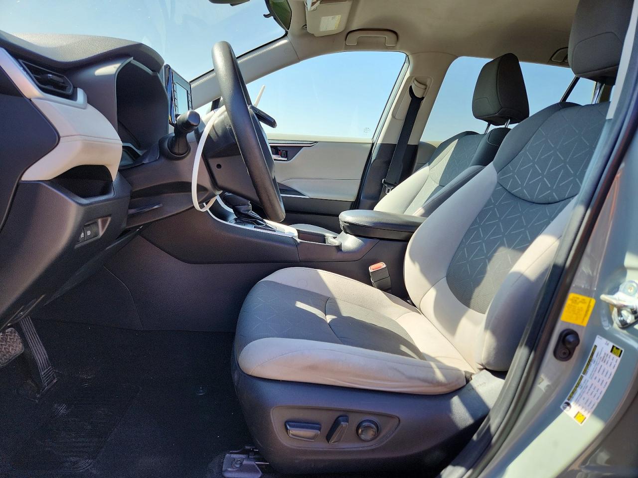 2021 TOYOTA RAV4 XLE photo 13
