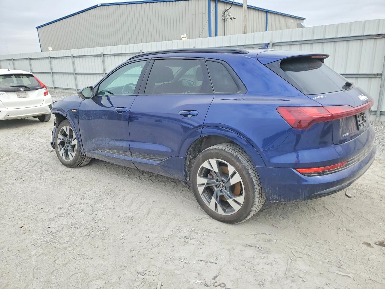 2022 AUDI E-TRON PREMIUM photo 2