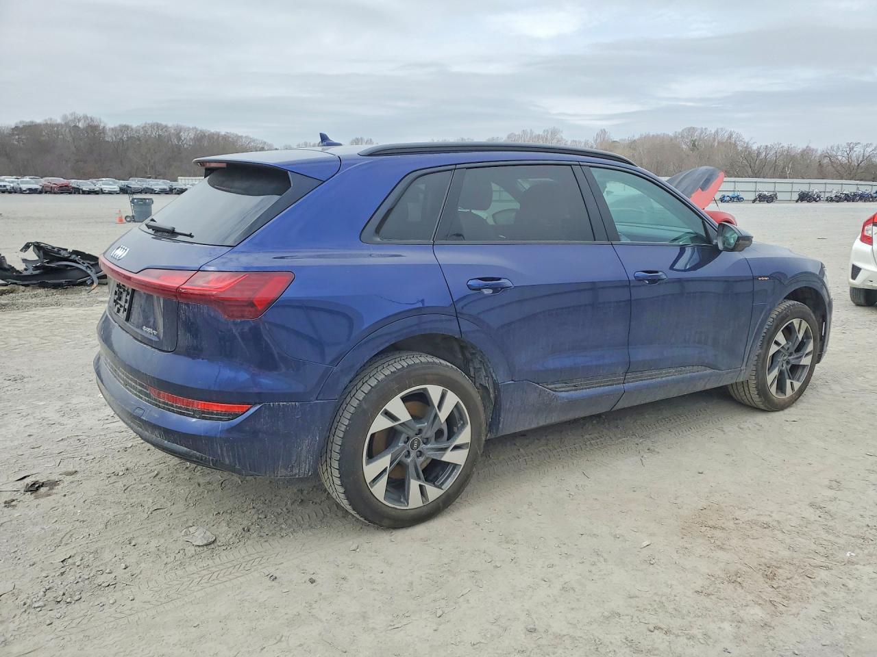 2022 AUDI E-TRON PREMIUM photo 3