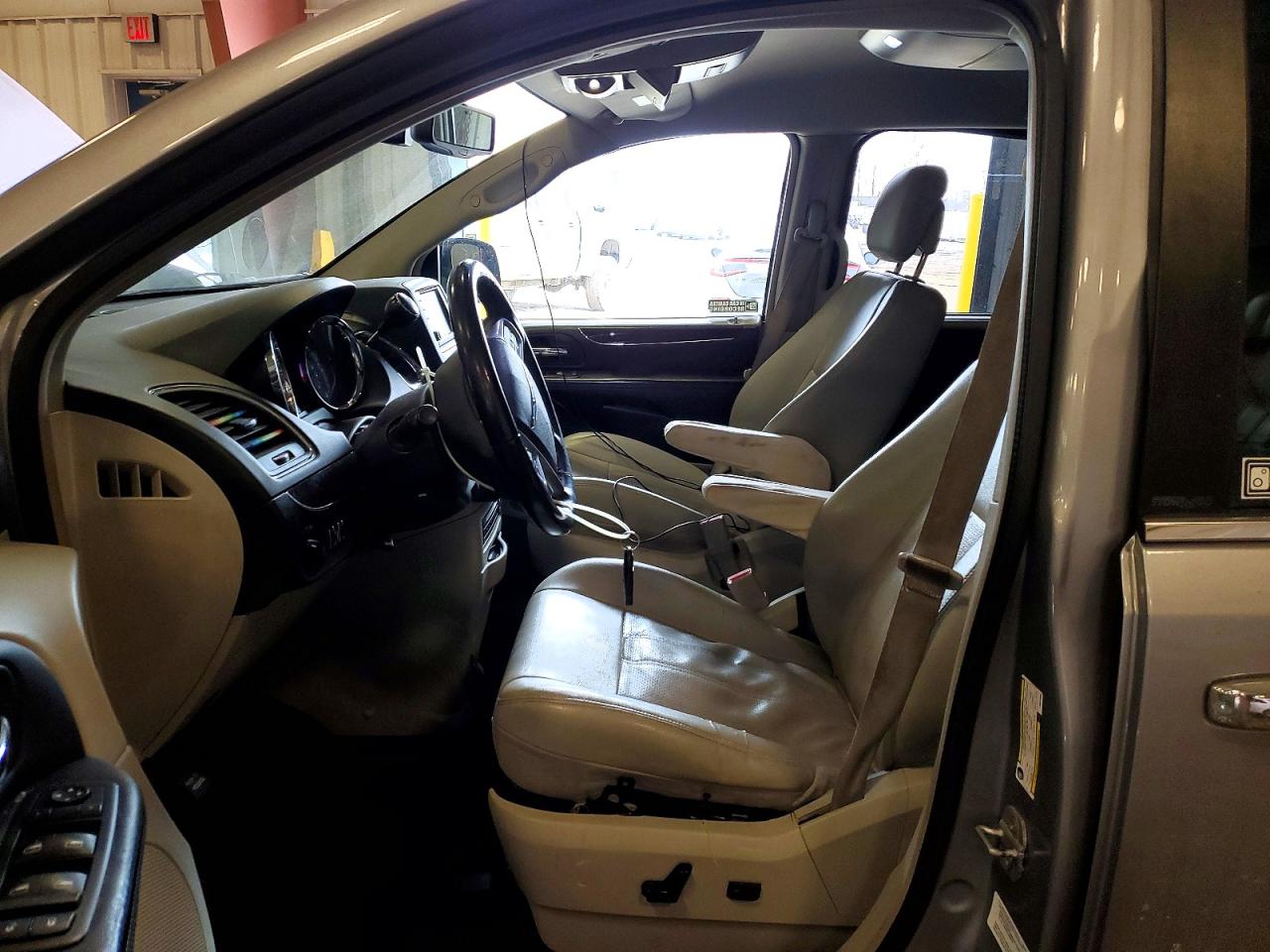 2013 CHRYSLER TOWN & COUNTRY TOURING L photo 13