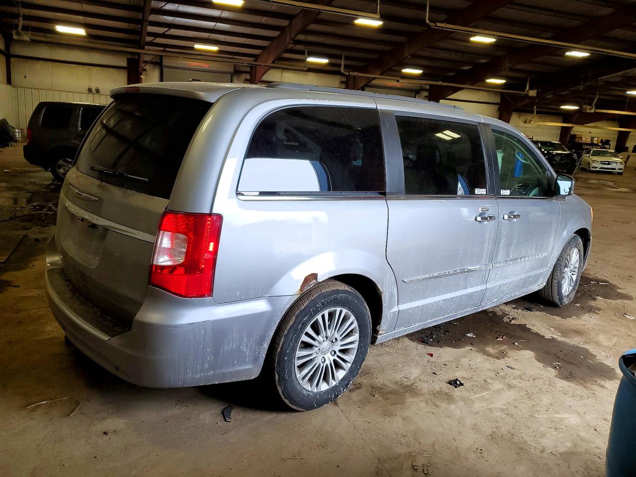 2013 CHRYSLER TOWN & COUNTRY TOURING L photo 5