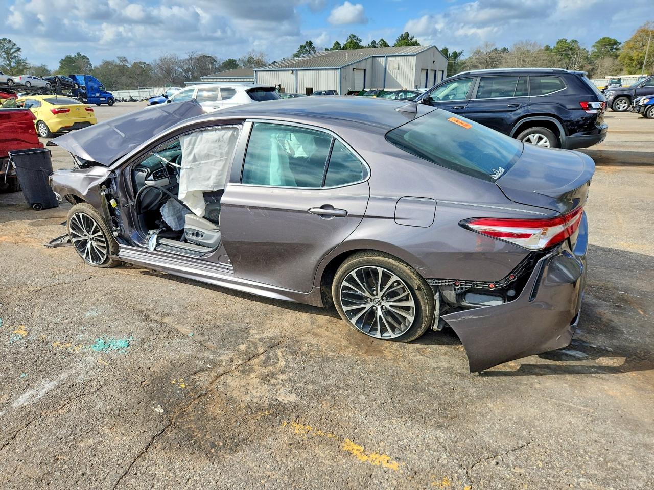 2020 TOYOTA CAMRY SE photo 3