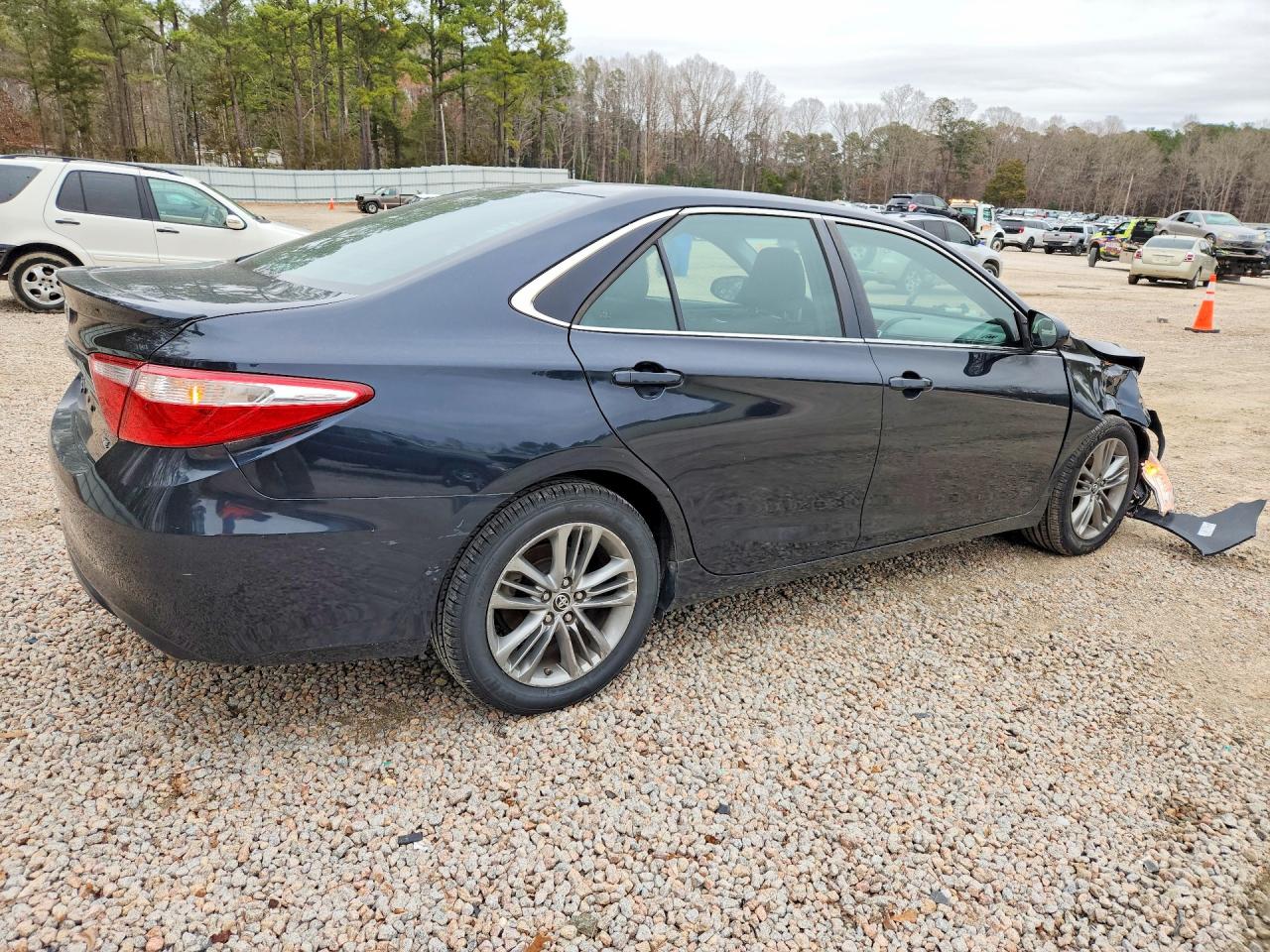 2015 TOYOTA CAMRY SE photo 3