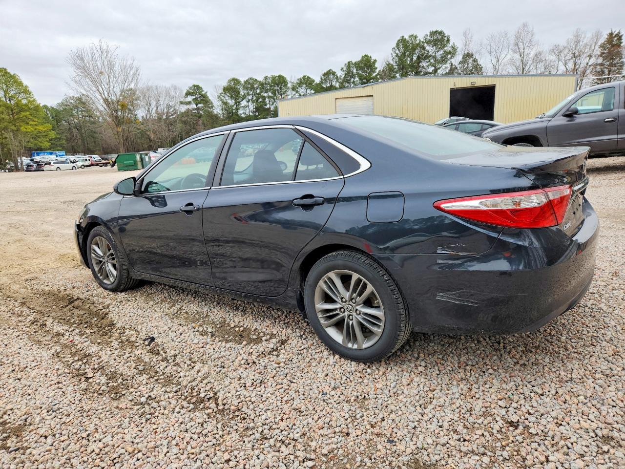 2015 TOYOTA CAMRY SE photo 2