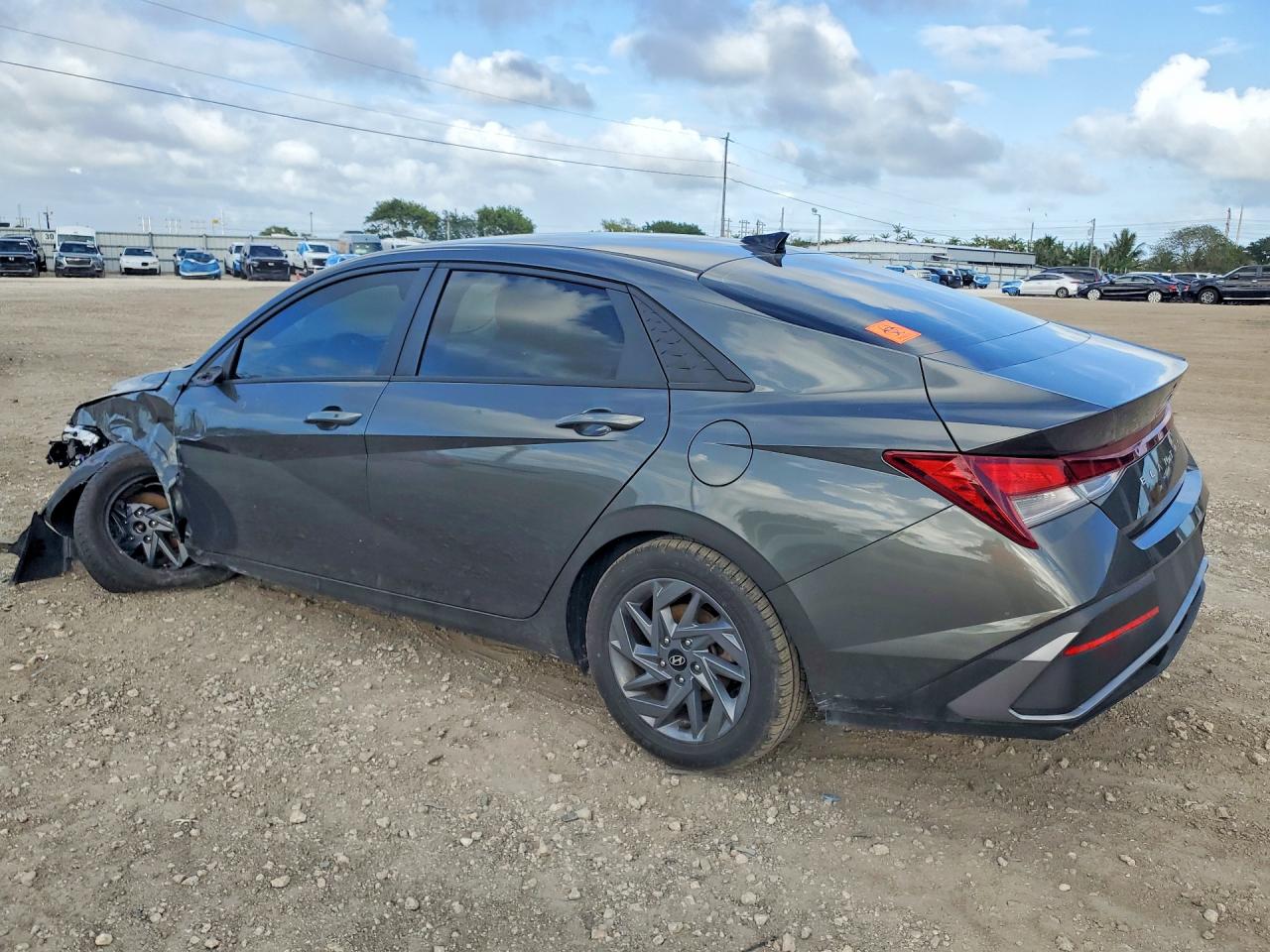 2024 HYUNDAI ELANTRA SEL photo 3