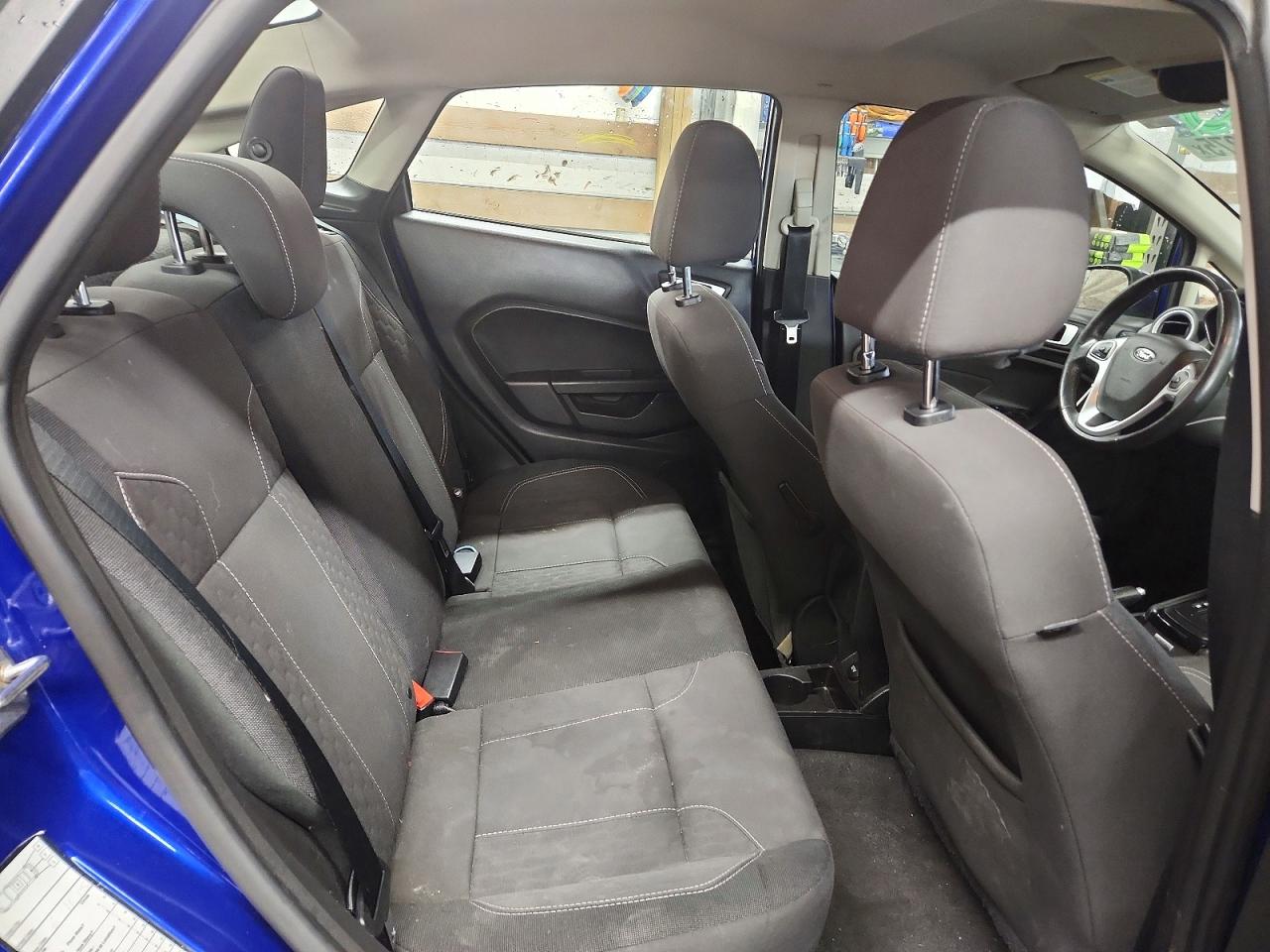 2015 FORD FIESTA SE photo 19