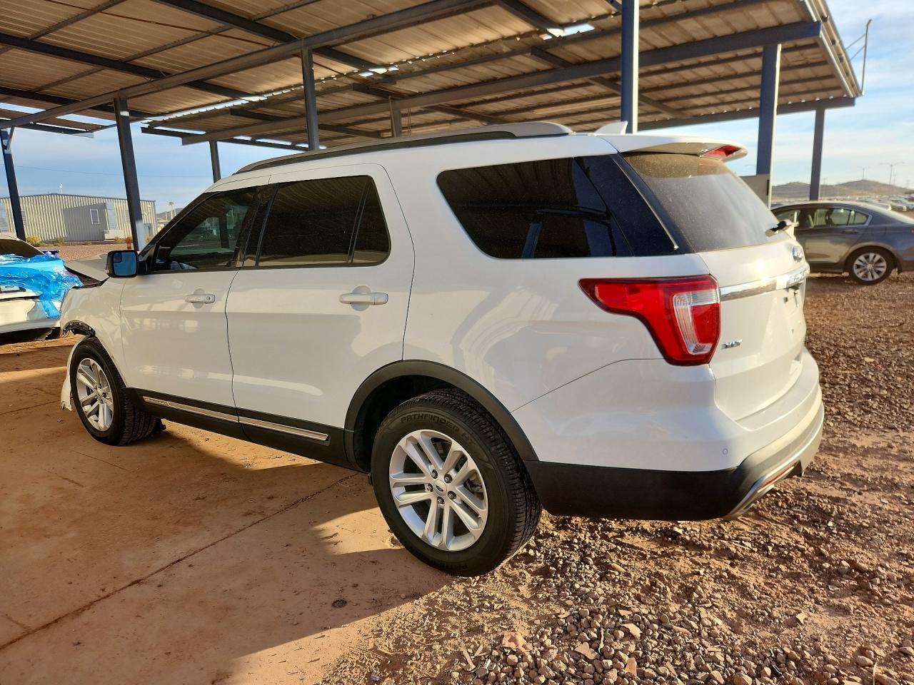 2017 FORD EXPLORER XLT photo 2