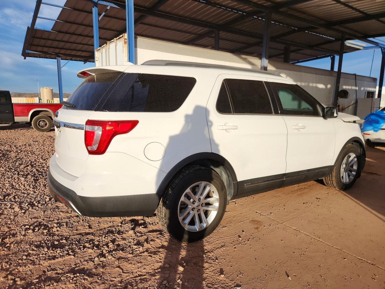 2017 FORD EXPLORER XLT photo 3