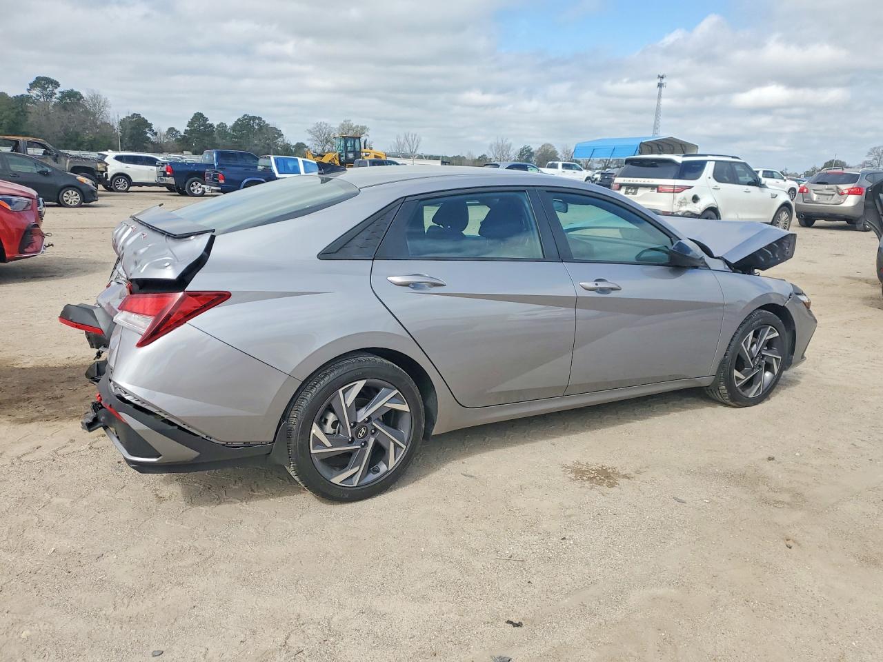 2025 HYUNDAI ELANTRA SEL SPORT photo 3