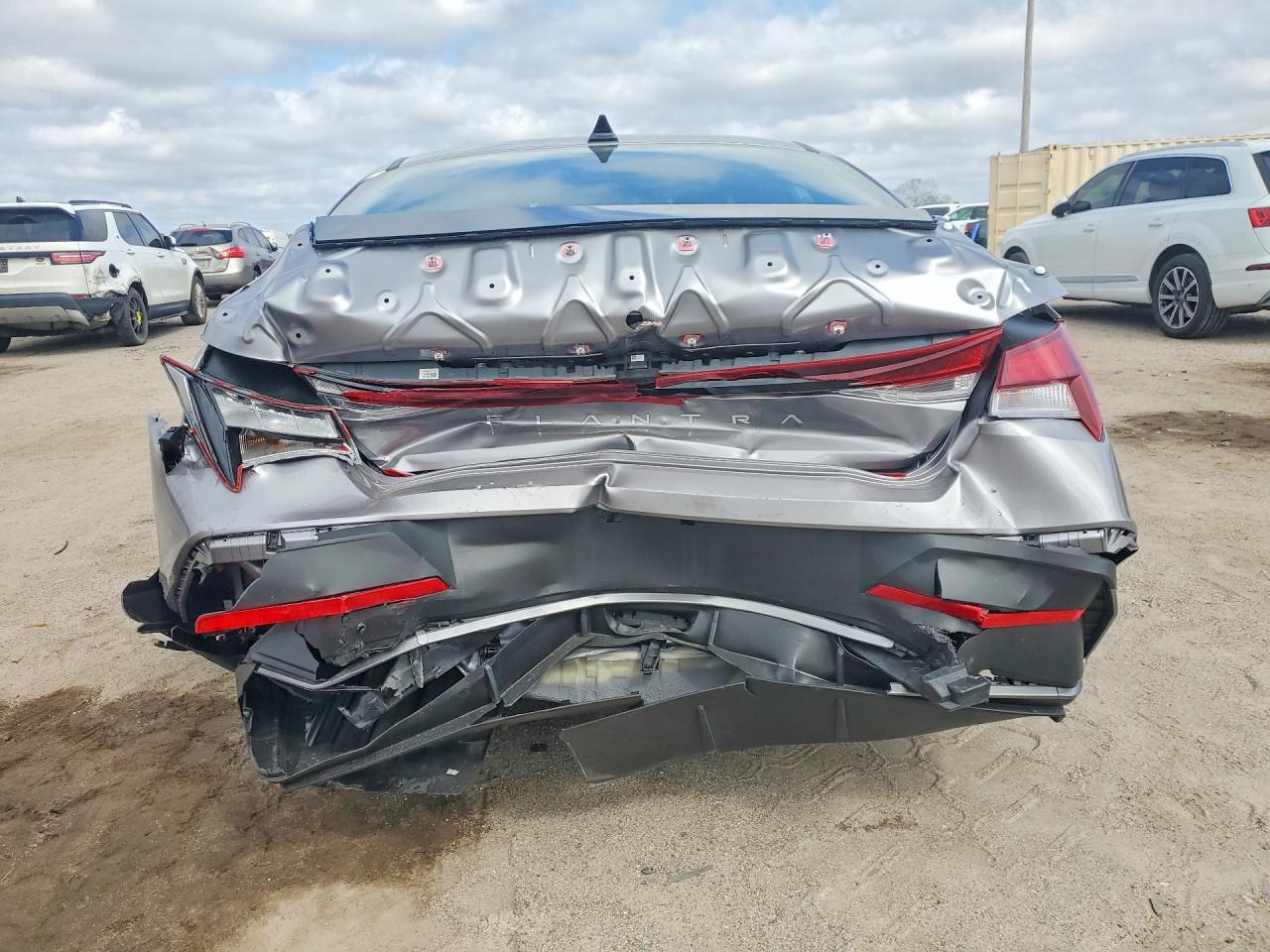 2025 HYUNDAI ELANTRA SEL SPORT photo 6