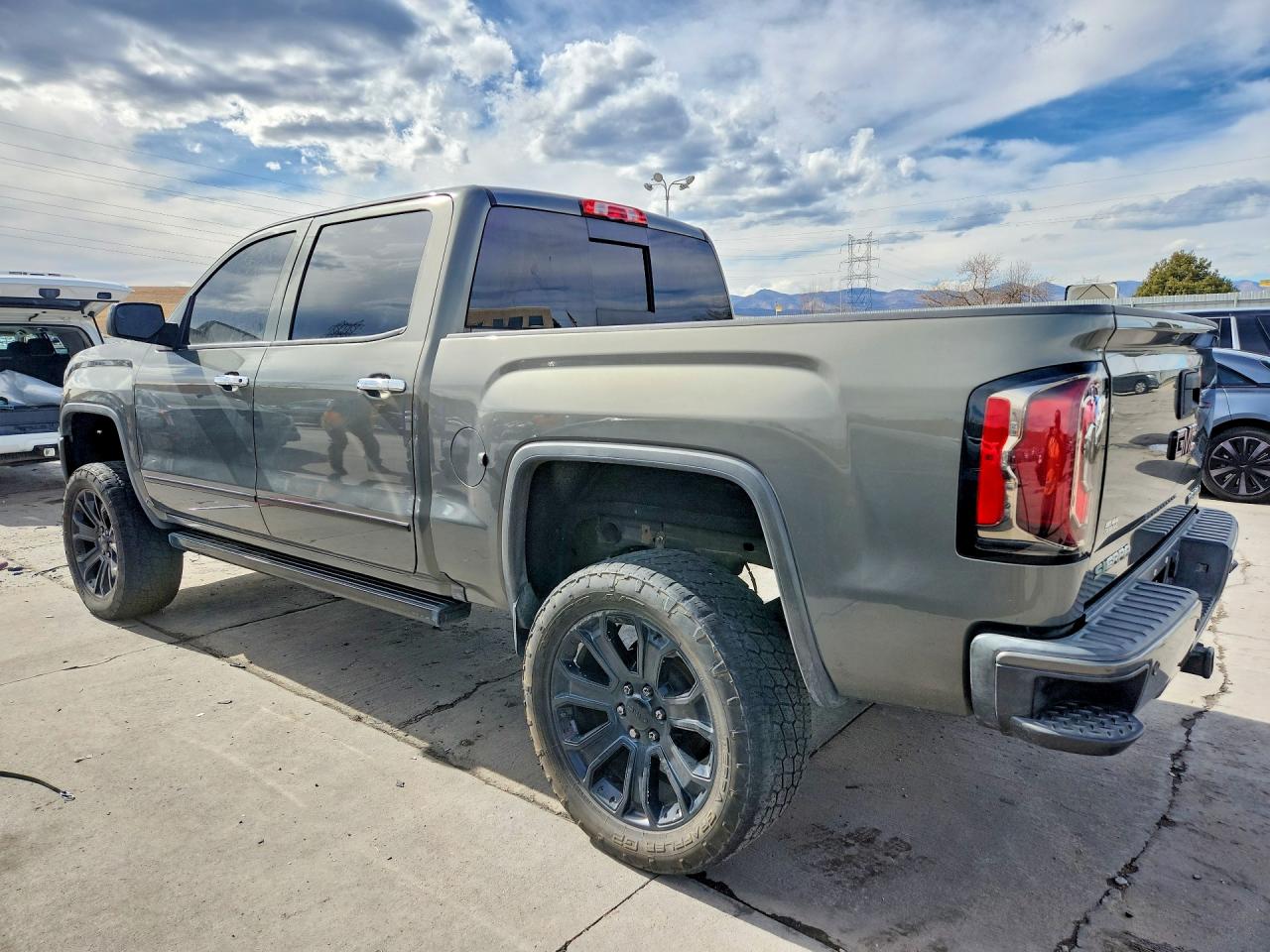 2017 GMC SIERRA K1500 DENALI photo 3