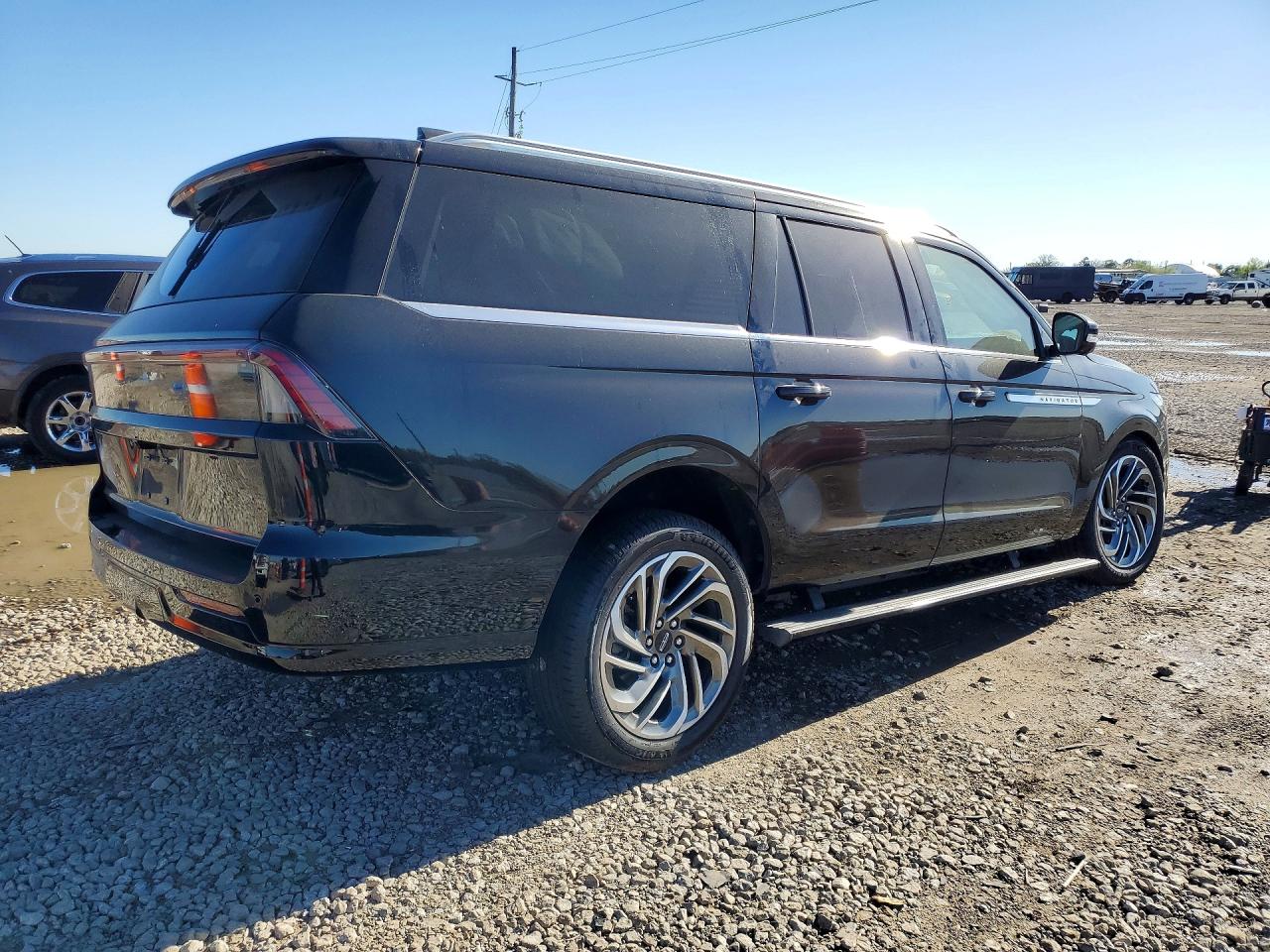 2025 LINCOLN NAVIGATOR L RESERVE photo 3