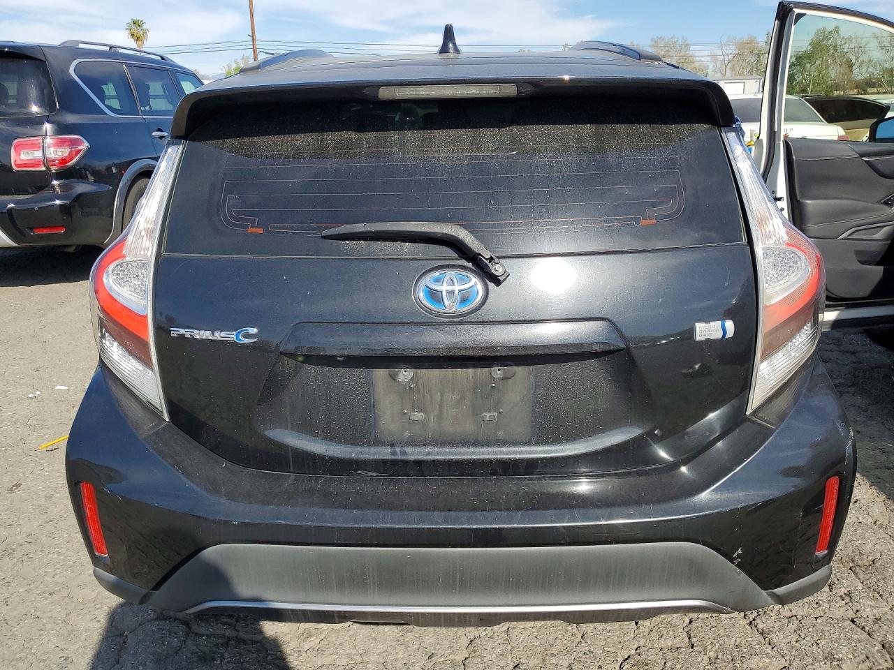 2018 TOYOTA PRIUS photo 6