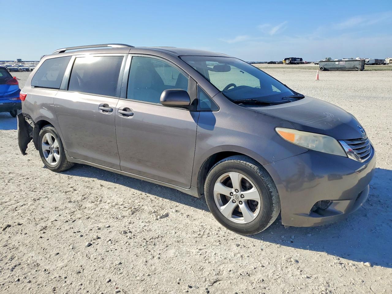 2015 TOYOTA SIENNA LE 8-PASSENGER photo 4