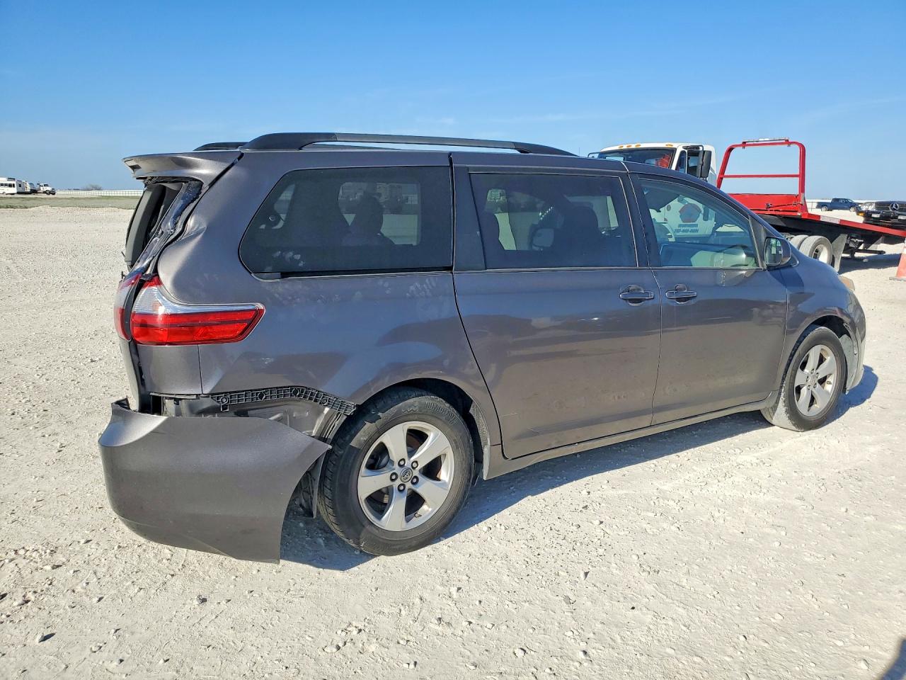 2015 TOYOTA SIENNA LE 8-PASSENGER photo 3