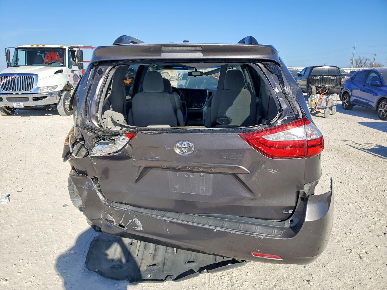 2015 TOYOTA SIENNA LE 8-PASSENGER photo 6