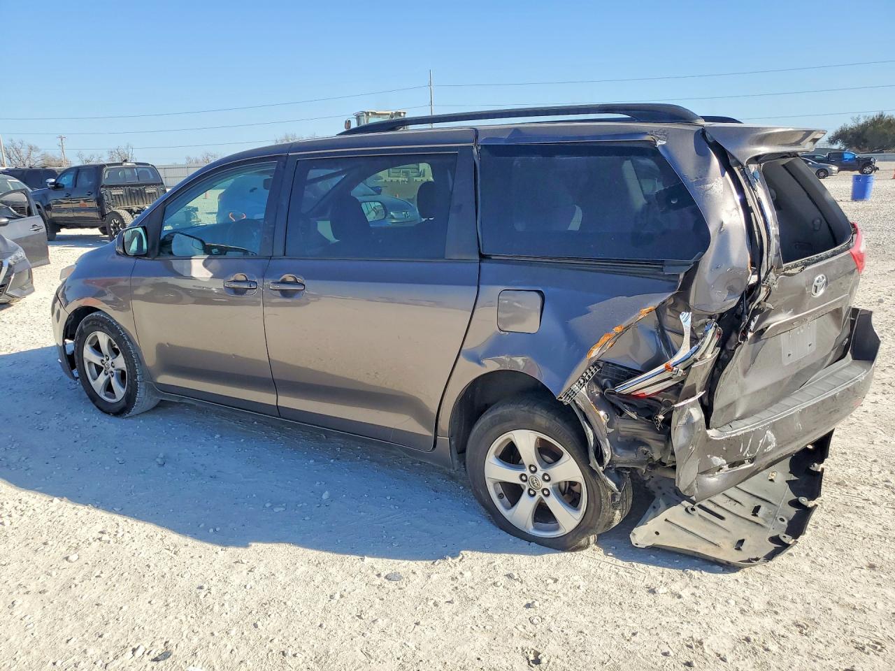 2015 TOYOTA SIENNA LE 8-PASSENGER photo 2