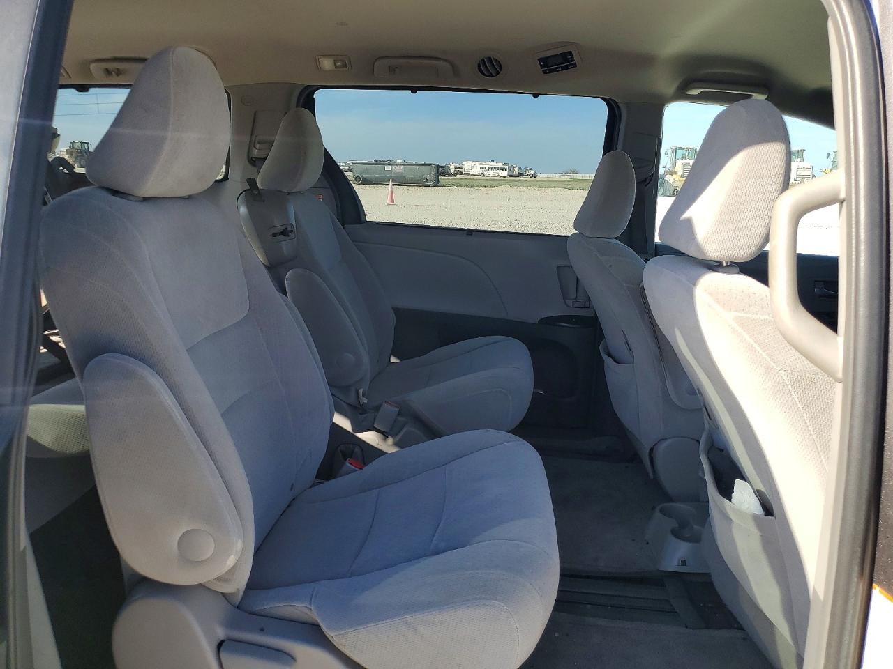 2015 TOYOTA SIENNA LE 8-PASSENGER photo 11