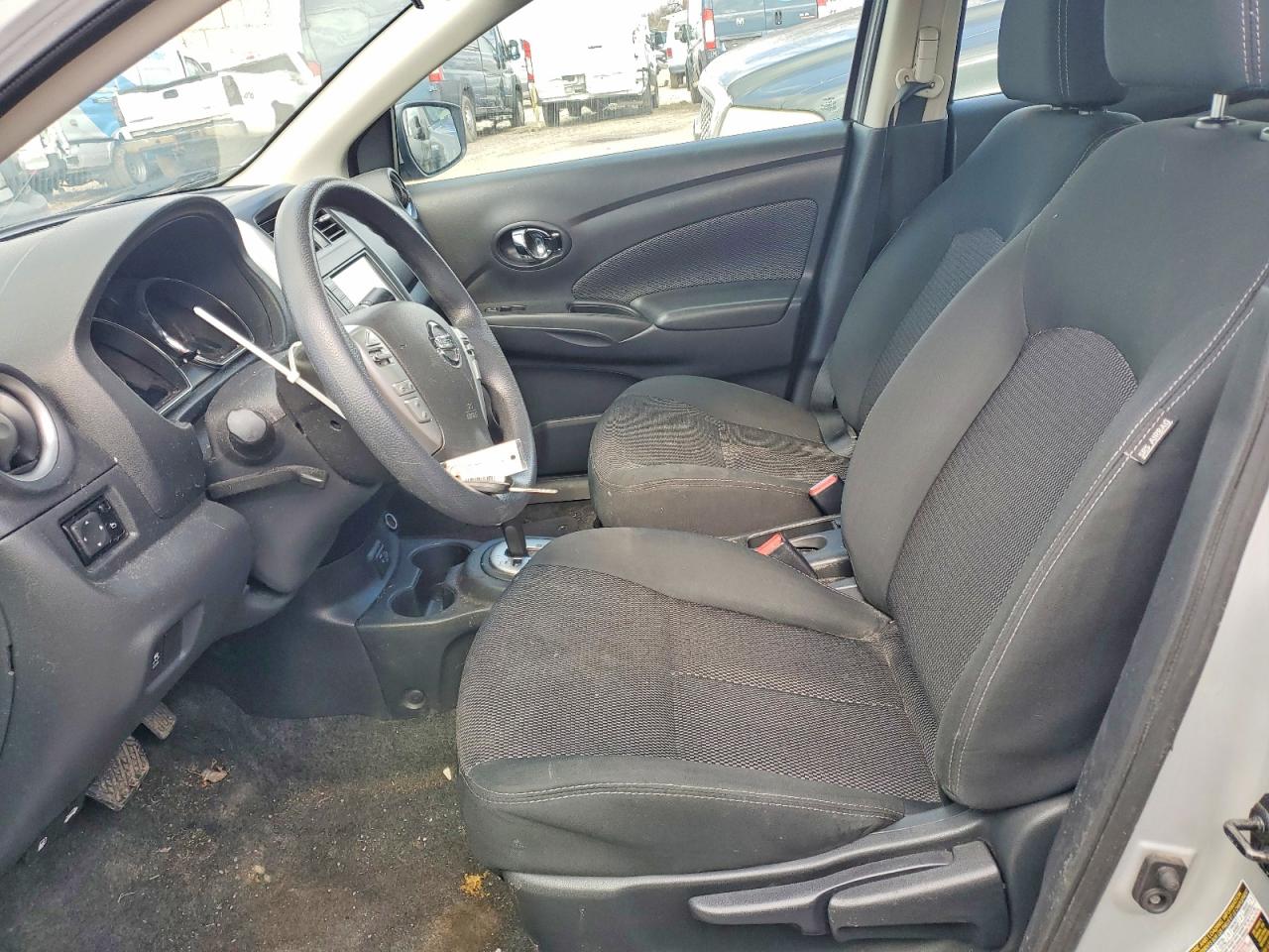 2019 NISSAN VERSA SV photo 13